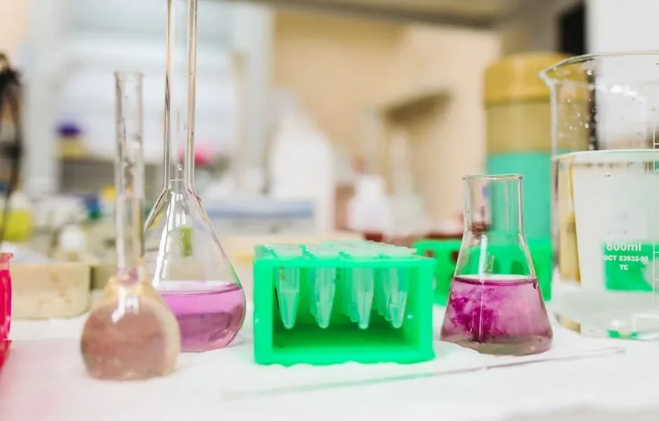 In-House vs Reference Lab Testing 2025: Cost, Speed & Accuracy Guide